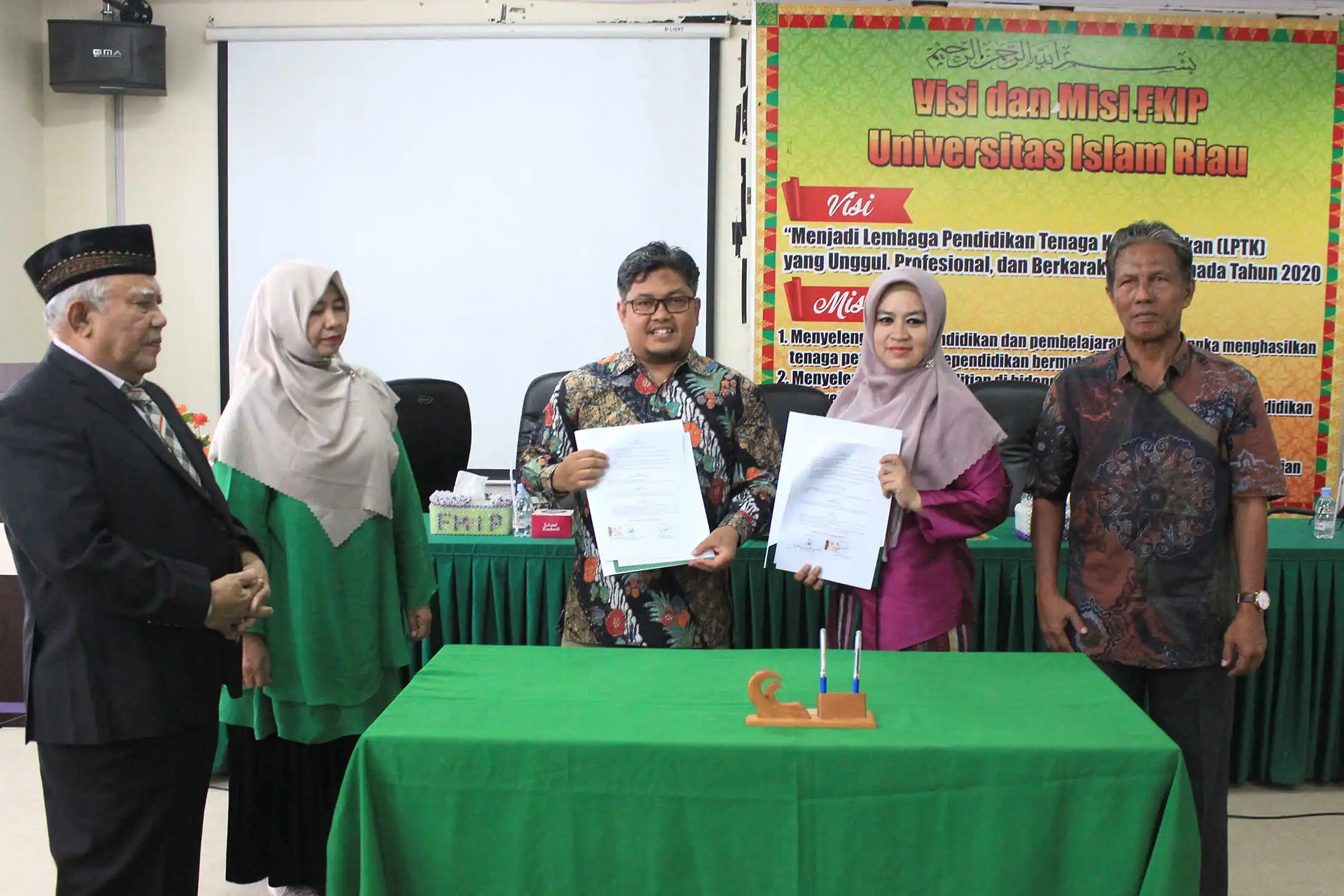 Penandatangan MoA FKIP UIR dengan LTI Pekanbaru